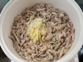 把炒好的肉丝往旁边扒拉一下！放入蒜末，姜丝爆香！