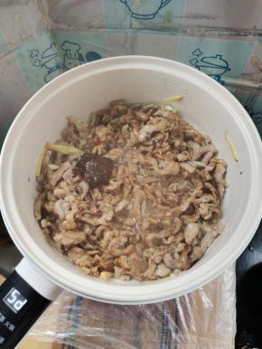 放入郫县豆瓣酱炒出红油！