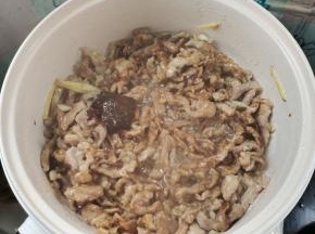 放入郫县豆瓣酱炒出红油！