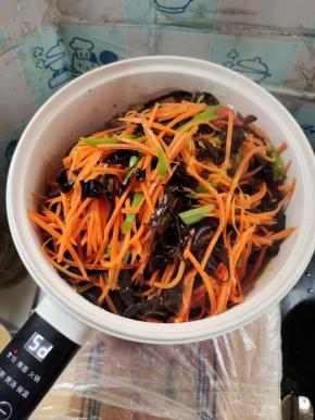 放入焯水后的配菜翻炒一分钟左右！