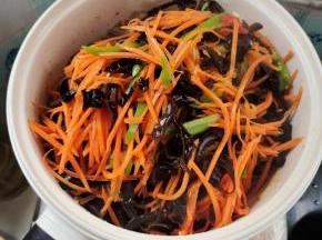 放入焯水后的配菜翻炒一分钟左右！