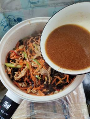 倒入调好的鱼香汁儿翻炒一分钟左右！让鱼香汁儿紧紧的包裹住食材！