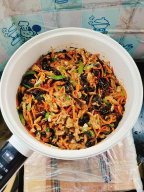 关火，放入葱末翻炒均匀即可！出锅装盘！（这道菜讲究的是生葱熟蒜！）