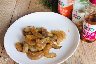 腌制好的虾仁择去腌料留虾仁