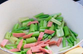 加入火腿炒匀至出香味