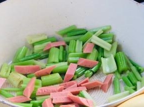 加入火腿炒匀至出香味