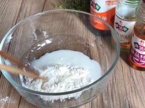 淀粉和面粉混合均匀，加入点点盐和同等量的清水拌匀备用