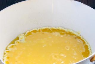 起锅热油，放入蛋液，煎熟