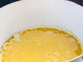 起锅热油，放入蛋液，煎熟