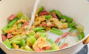 倒入淀粉水，收汁