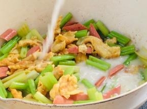 倒入淀粉水，收汁
