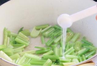 加入少许盐和清水，炒匀至入味