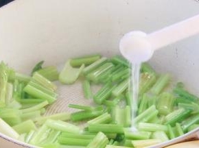加入少许盐和清水，炒匀至入味