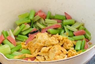 加入鸡蛋，翻炒均匀至入味