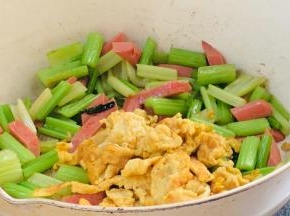 加入鸡蛋，翻炒均匀至入味