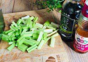 芹菜摘下叶子另用，将梗洗净，拍破切成小段备用