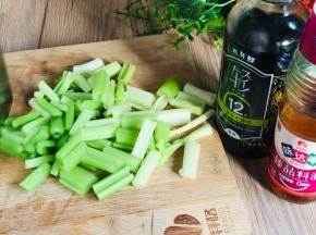 芹菜摘下叶子另用，将梗洗净，拍破切成小段备用