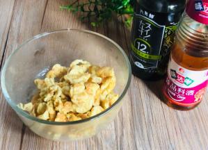 炒成小块，盛出备用