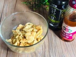 炒成小块，盛出备用