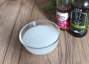 淀粉中加入多点清水，拌匀备用