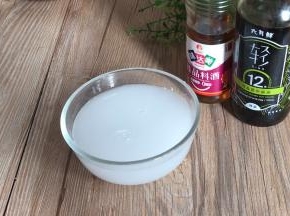 淀粉中加入多点清水，拌匀备用