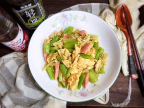 一道美味的芹菜炒鸡蛋就做好了