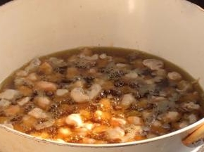 起锅烧油至4成热，放入虾仁，定型后拌匀