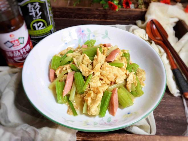 芹菜炒鸡蛋