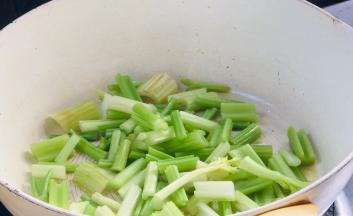 就着油锅，放入芹菜炒匀