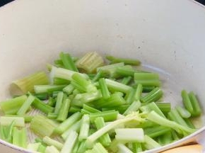就着油锅，放入芹菜炒匀