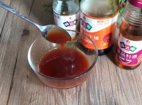 备一小碗，装入番茄酱、白糖、醋和少许生抽拌匀备用