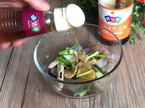 放入虾仁中，加入料酒和生抽拌匀腌制备用