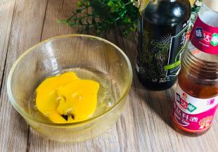 鸡蛋打入碗中，加入料酒和酱油，划打成蛋液