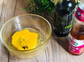 鸡蛋打入碗中，加入料酒和酱油，划打成蛋液