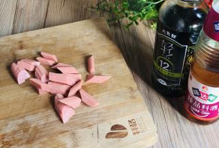 火腿肠去外皮，切成小条状备用