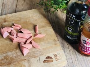 火腿肠去外皮，切成小条状备用