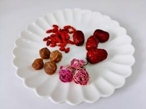 桂圆红枣玫瑰花茶。