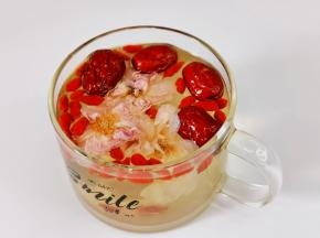 所有食材放入杯中，加入热水即可。