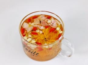 所有食材放入杯中，加入开水即可。