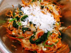 加入盐，五香粉，1勺帮助粘合的面粉拌匀