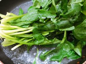 锅里加入水滴入几滴食用油，水开后放入菠菜烫熟后捞出过凉水