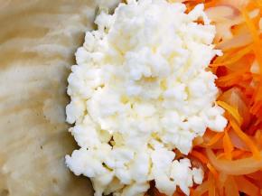 用不粘锅不用放油把鸡蛋炒好划散备用（我有剩下的蛋清液就全用的蛋清）