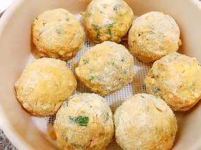 把做好的菜团子放入蒸格里，蒸15分钟左右即可