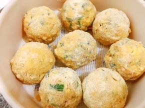 把做好的菜团子放入蒸格里，蒸15分钟左右即可