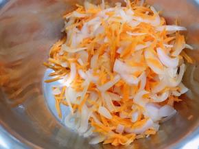 锅里加入少许油把洋葱和胡萝卜丝炒软