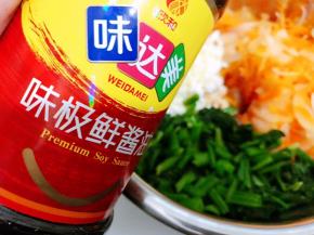 菠菜挤干水分用刀切成段，把所有蔬菜放在盆里，加入味极鲜酱油