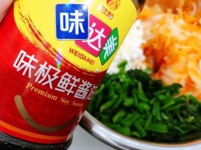 菠菜挤干水分用刀切成段，把所有蔬菜放在盆里，加入味极鲜酱油