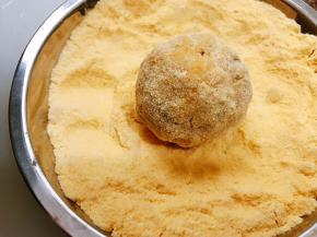 把蔬菜放在手里边挤边团成团，再加入玉米面里滚一圈，如果很干用喷壶喷点水继续再滚一圈玉米面，一直裹到自己喜欢的厚度就可以了，我喜欢薄皮大馅一般滚3次就够了