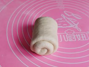 翻面卷起来，收口朝下。