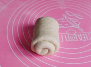 翻面卷起来，收口朝下。